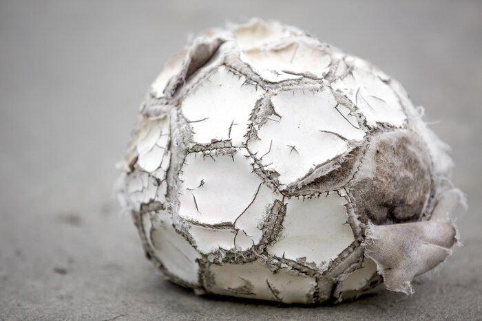 Tableau  Vieux ballon de football usé