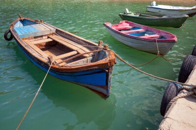 Tableau  Vieux petits bateaux de pêche en bois amarrés dans la petite ville bulgare