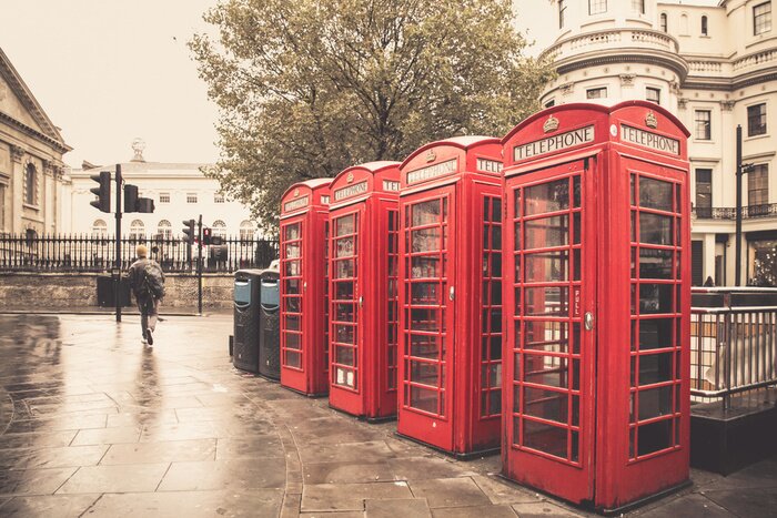 Tableau  Vintage style cabines téléphoniques rouges sur la rue des pluies à Londres