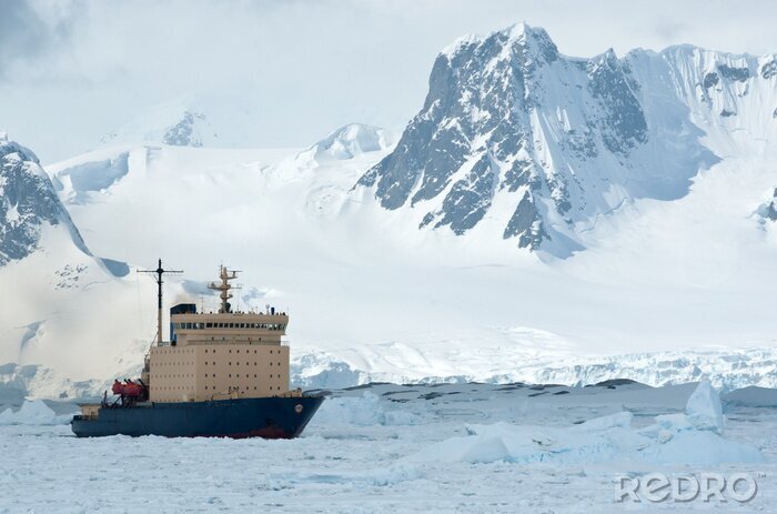 Tableau  voile sur un brise-glace glacé de l'Antarctique journée de printemps détroit