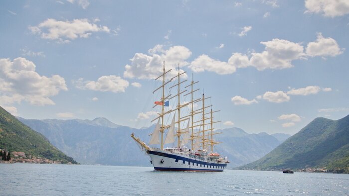 Tableau  Voilier sur le fond des montagnes