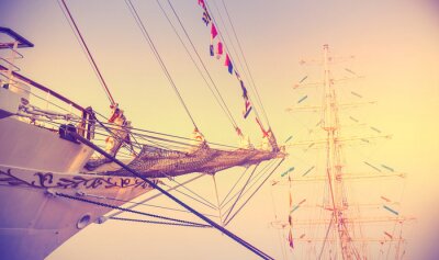 Voiliers avec des drapeaux colorés