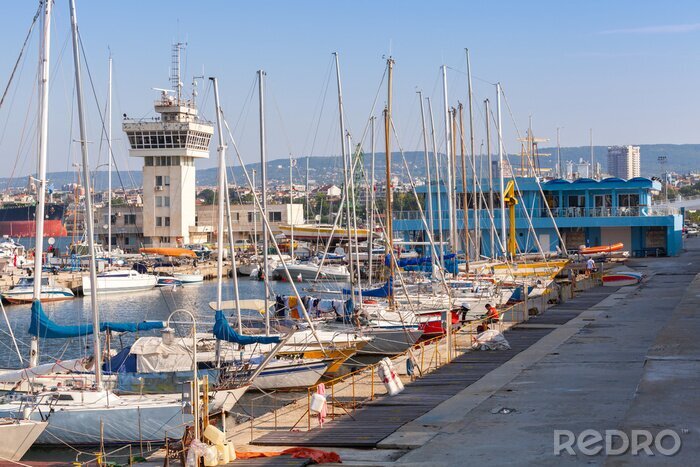 Tableau  Voiliers et bateaux de plaisance se tiennent dans le port de Varna