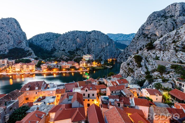 Tableau  Voir Arial sur illuminé la ville d'Omis dans la soirée, Croatie
