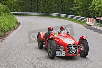 Tableau  Voiture de course Maserati A6 GCS millésime 1948 en rallye Mille Miglia 2013, la célèbre course historique italienne de 1927 à 1957 sur 18 mai 2013 Passo della Futa FI Italie