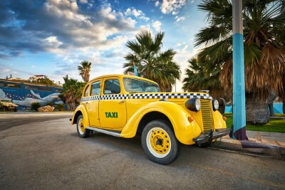 Tableau  Voiture de taxi rétro jaune dans la rue