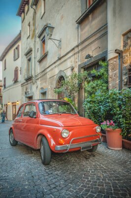 Voiture rétro ruelle italienne