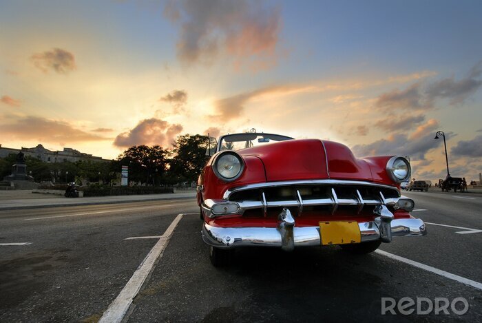 Tableau  Voiture rouge à La Havane le coucher du soleil