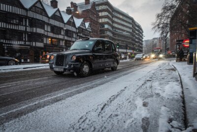 Tableau  Voitures conduisant dans la neige à travers London Street