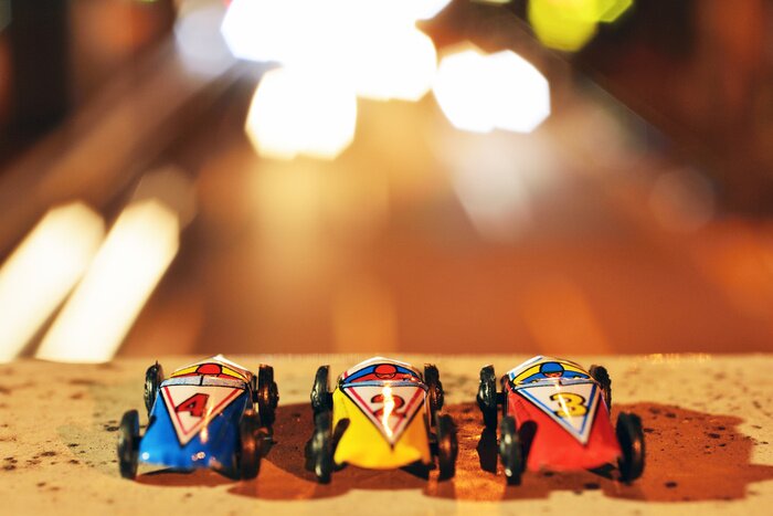 Tableau  Voitures de course antiques, fabriquées avant les années 1960, dans la rue de nuit.