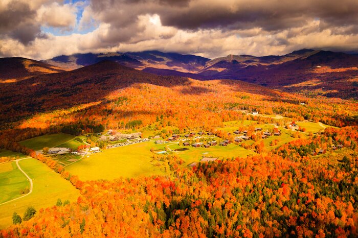 Tableau  Vue aérienne de Trapp Family Lodge pendant la haute saison de feuillage.