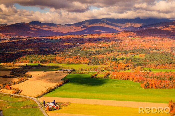 Tableau  Vue aérienne du paysage rural lors de feuillage d'automne avec Mt. Maman