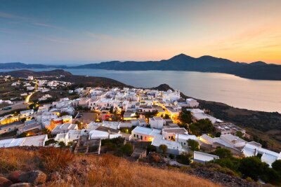 Tableau  Vue de la baie de Milos et du village de Plaka, la capitale de l'île de Milos, Grèce.