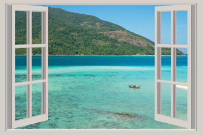 Vue de la fenêtre sur la mer tropicale