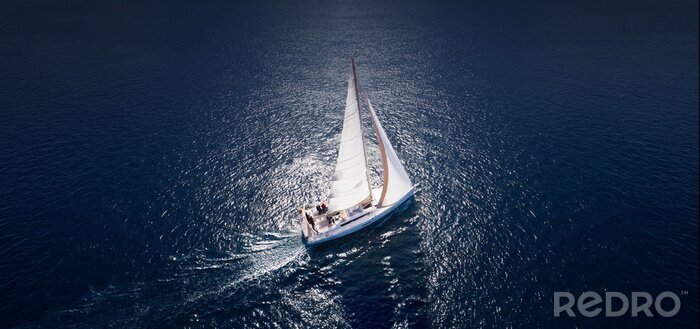 Tableau  Vue imprenable sur Yacht naviguant en pleine mer par temps venteux. Drone view - angle des yeux des oiseaux.