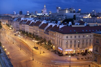 Vue nocturne de la vieille ville de Varsovie, le ciel orageux. Pologne