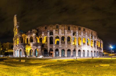 Vue nocturne du Colisée à Rome