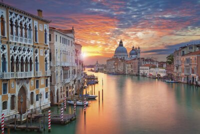 Vue sur le canal de Venise au coucher du soleil