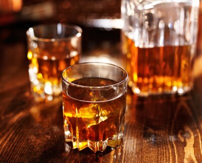 Tableau  whisky dans le verre avec décanteur en arrière-plan