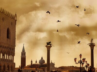 Tableau  La place San Marco avec ses nuages ​​et des oiseaux à Venise, Italie