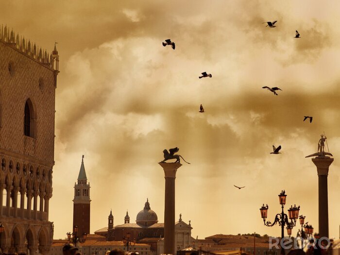Tableau  La place San Marco avec ses nuages ​​et des oiseaux à Venise, Italie