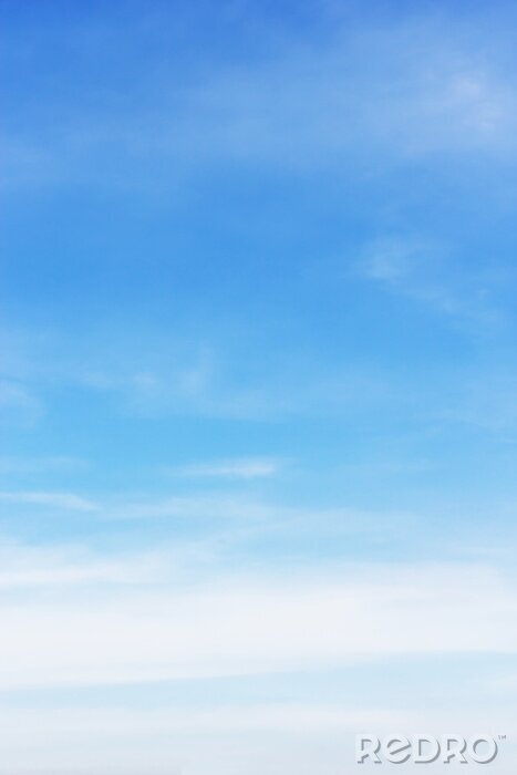 Tableau  Nuages ​​blancs doux sur fond de ciel bleu et espace vide pour votre conception