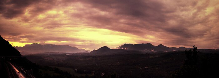 Tableau  Nuages ​​d'orage sur un fond de montagne