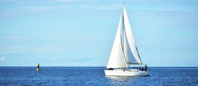 Yacht à voile en eaux calmes dans le golfe de Riga