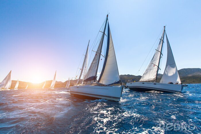 Tableau  Yachts de luxe à la voile régate. Navigation dans le vent à travers les vagues à la mer.