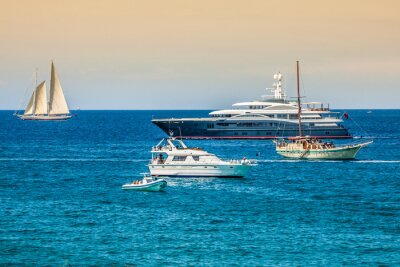 Tableau  Yachts de luxe dans la plage turquoise de Formentera Illetes