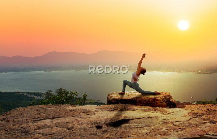 Tableau  Yoga au lever du soleil avec un paysage montagneux en arrière-plan