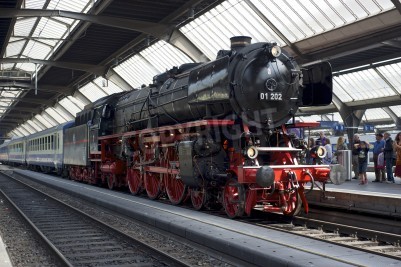 Tableau  Zurich, Suisse - 4 Juin 2011: Un train avec un Pacifique 01 202 locomotive à vapeur rénové est prêt à partir de la gare principale de Zurich (Hauptbahnhof).